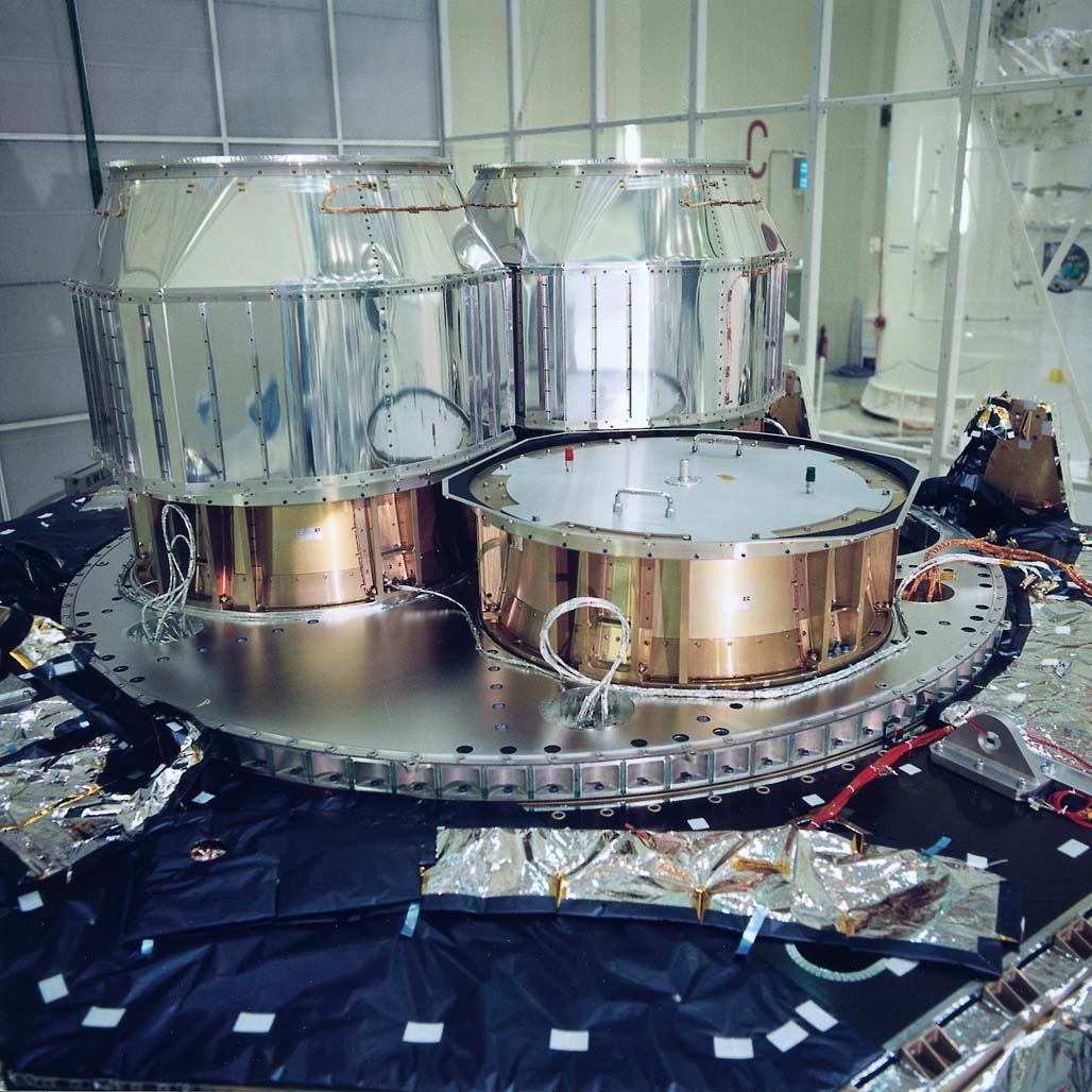 Integration of the third flight module mirror in the XMM service module